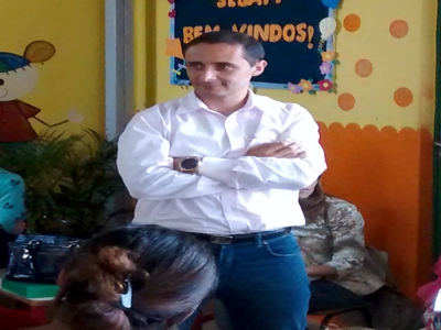 EM PRIMEIRA MÃO: secretário Adjunto de Educação de Divinópolis pede exoneração do cargo Imagem do secretário Adjunto, João Renato em um CMEI apagando um incêndio criado pela titula da pasta da educação